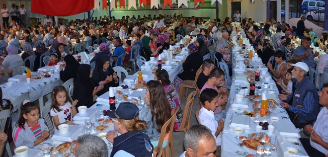 Çatalca Belediyesi hergün bir mahallede iftar veriyor