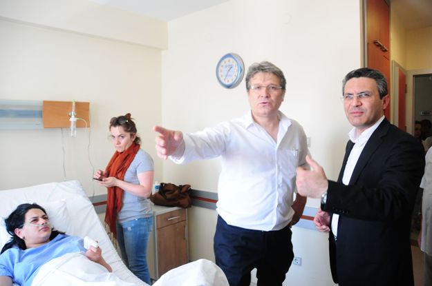 Salıcı, patlamada yaralanan hamile kadını ziyaret etti