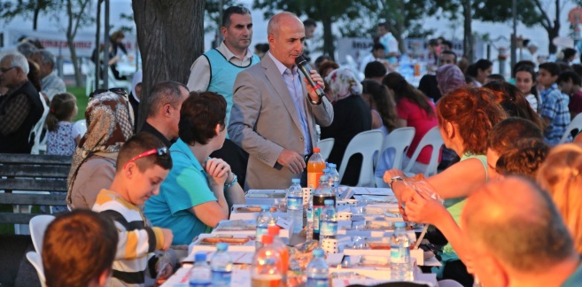 Akgün: Suriyelilere de yardım eli uzatın