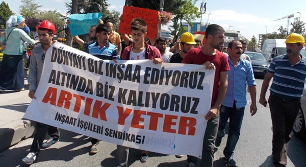 Esenyurt Belediyesi önünde oturma eylemi