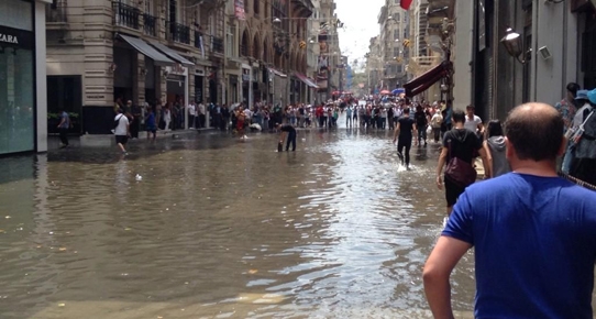 İşte beton İstanbul, işte İstiklal göleti!