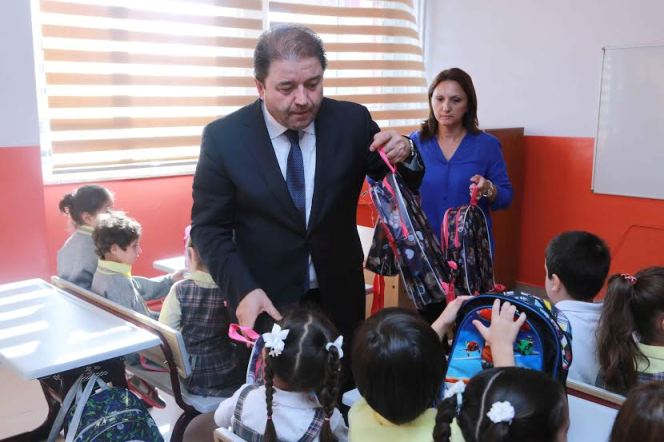 Başkan Ali Kılıç’dan öğrencilere okul hediyesi