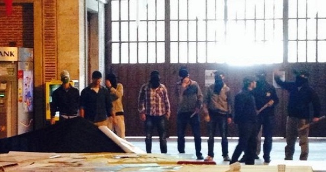 Üniversitede, IŞİD karşıtı afiş asan öğrencilere saldırı