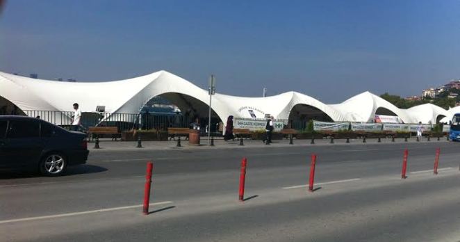 Üsküdar iskelesindeki çadır çevreyi kirletiyor