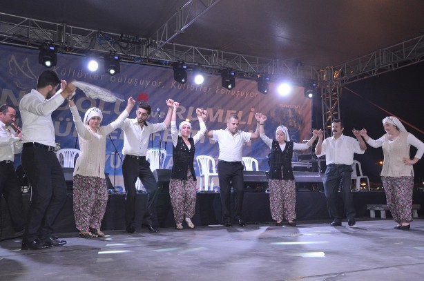 “Ötekileştirmeye yer yok” diyen yüzlerce Silivrili halay çekti