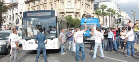 İZENERJİ işçileri birbirlerini zincirledi, yolu kapattı