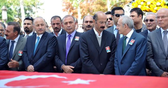 Kılıçdaroğlu, Halk Ozanı Şeref Taşlıova’nın cenezesine katıldı