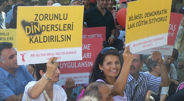 AİHM Türkiye’yi ‘zorunlu din dersi’nden mahkum etti