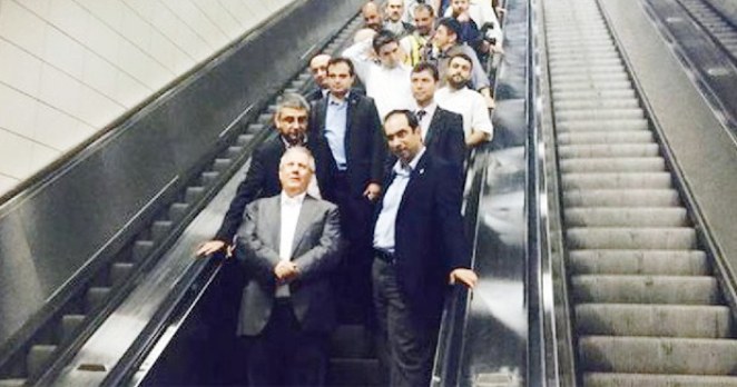 Aziz Yıldırım arabayı bıraktı metroya bindi
