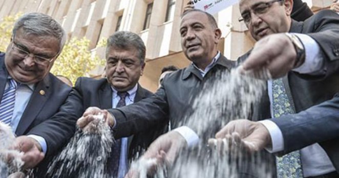 Ankara CHP’den adliye önüne siyah çelenk