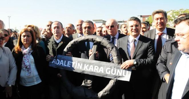 CHP İl Örgütü, İstanbul Adliyesi’ne siyah çelenk bıraktı