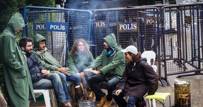 Validebağ sakinleri: Polis çekilene kadar buradayız