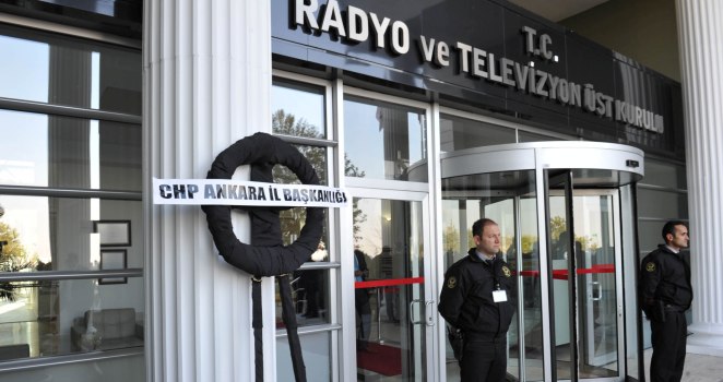 CHP’den RTÜK’e siyah çelenk