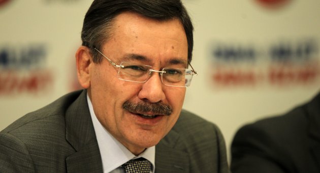 Gökçek’ten Nazlıaka’ya: Defilede mankenlik yap