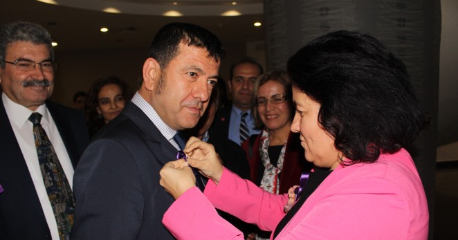 CHP Kadın Kollarından mor kurdeleli kampanya