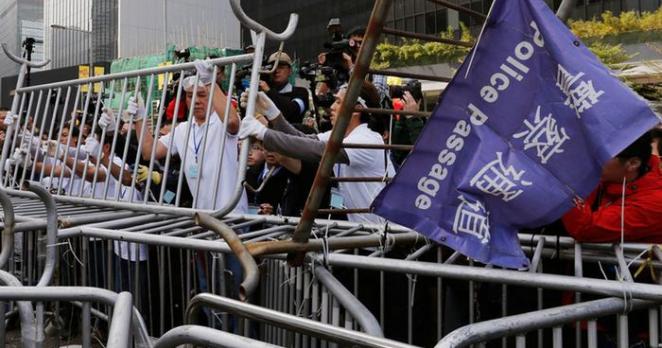 Hong Kong’da barikatlar kaldırılıyor