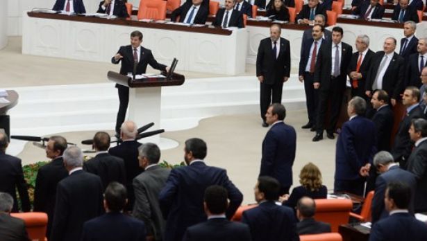 Davutoğlu CHP’lilere ‘darbecisiniz’ dedi, Meclis gerildi
