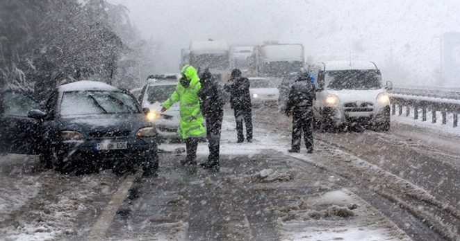 Ankara-İstanbul yolu ulaşıma kapandı