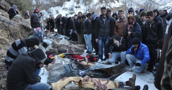 ‘150 haftadır her Perşembe mezarlıkta toplanıyorlar’
