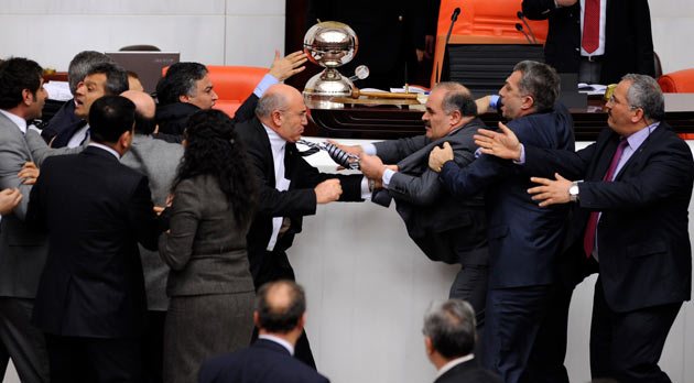 AKP vekil maaşlarını az buldu…