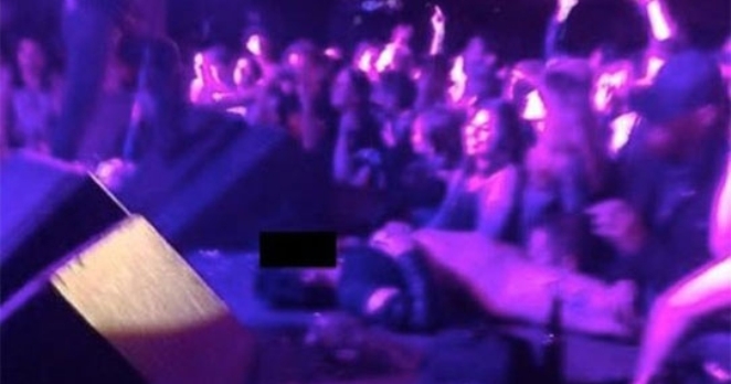 Konser sürerken sahne önünde seks yaptılar!