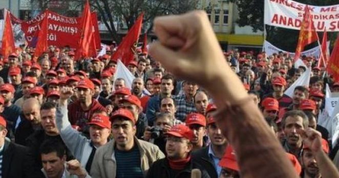 İş&ccedil;ilerin &ouml;rg&uuml;tlenmesinden korkan patrondan 'İkramiye ve zam' vaadi