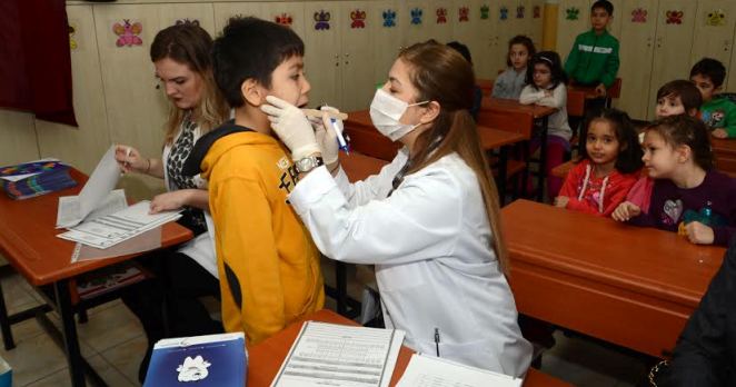 Miniklere sınıflarında sağlık taraması
