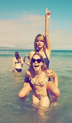 Taylor Swift ilk kez bikinili