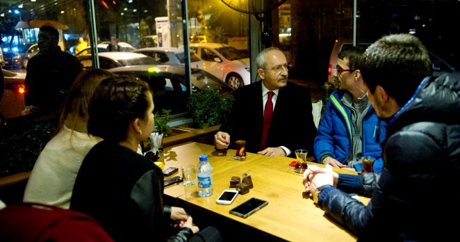 Kılıçdaroğlu Denizlide öğrenci kahvehanelerini gezdi
