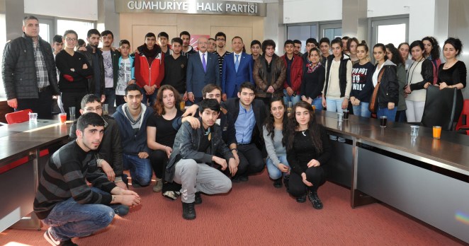 Tunceli’li öğrenciler Kılıçdaroğlu’nu ziyaret ettiler.