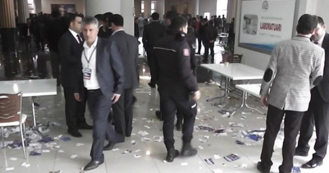 AKP’li delegeler arasında arbede!