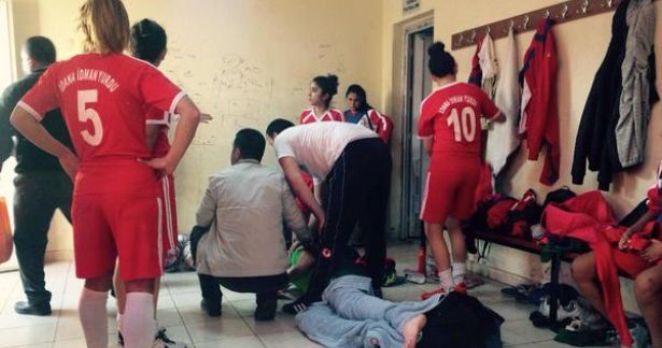 Kadın gününde sahaya inip kadın futbolcuları dövdüler