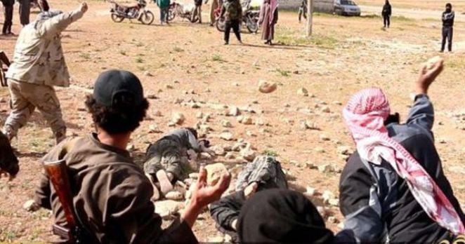 IŞİD bu kezde 3 Yemenli askeri taşlayarak öldürdü