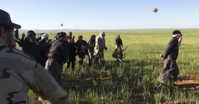 IŞİD, bir eşcinseli taşlayarak öldürdü