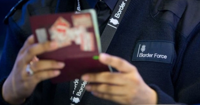 İngiltere ülke çıkışlarında pasaport kontrolüne başladı