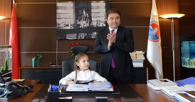 Minik belediye başkanı öğretmenlere zam istedi.