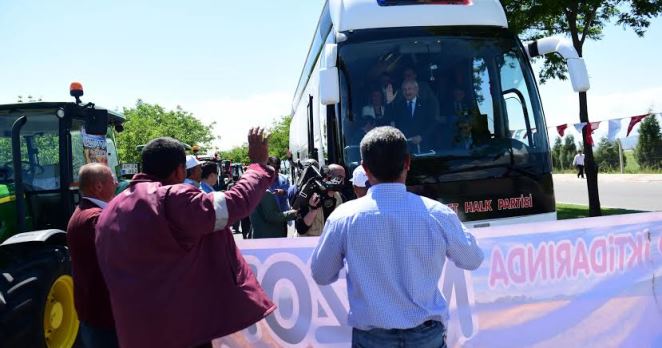 Traktörlü köylüler CHP otobüsünün yolunu kesti