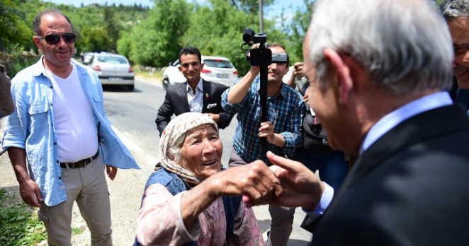 Kılıçdaroğlu’ndan yaşlı köylü kadına vefa