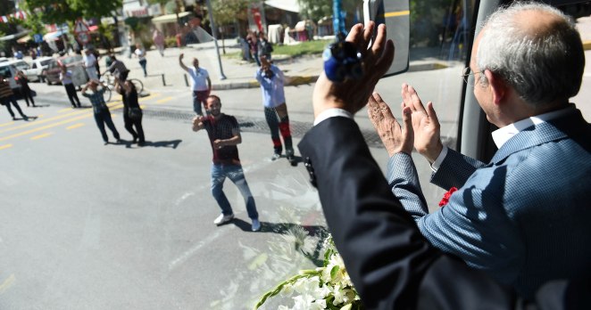 İzmir’liler yol kesti! Kılıçdaroğlu’nu bağrına bastı