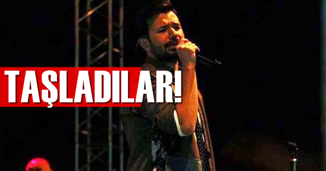 Şarkıcı Yalın ezan sesini duymayınca sahnede taşlandı!