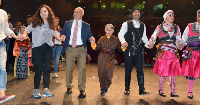 “Uyuşturucuya karşı elele” horon teptiler!