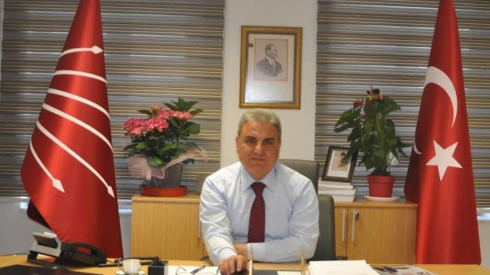 Seni umut dolu gülen yüzünle belleğimize kaydettik