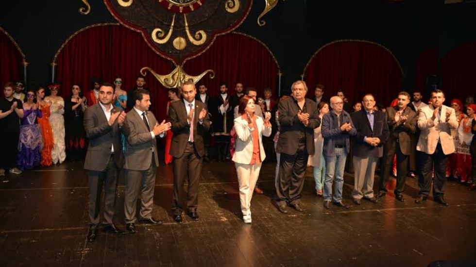 Sanatçılar Terörü ve Şiddeti Alkışlarla Protesto Etti