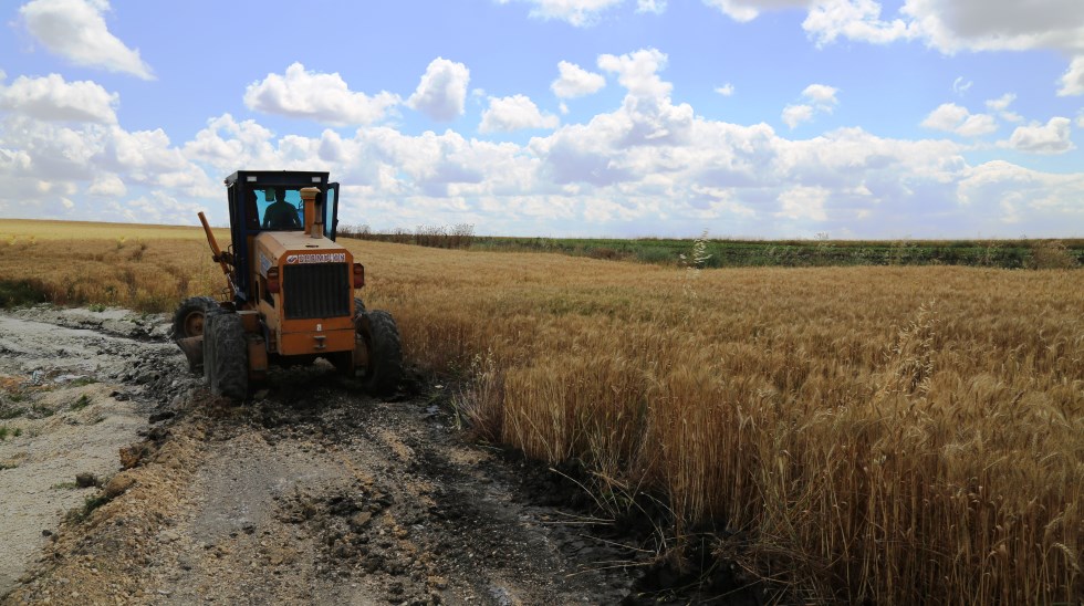 Çatalca belediyesi yağmurda bozulan yolları açıyor