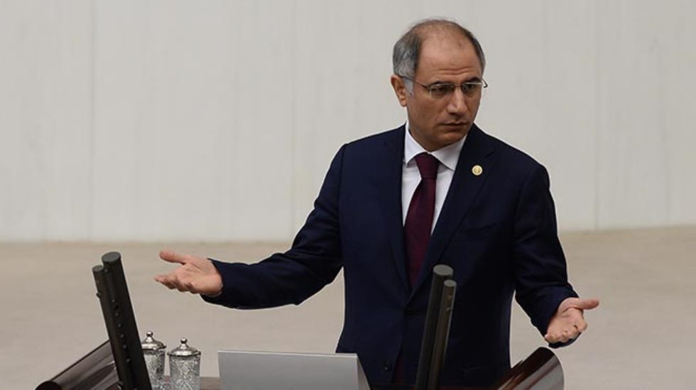 MHP VE CHP’li milletvekillerinden Efkan Ala’ya yemin protestosu