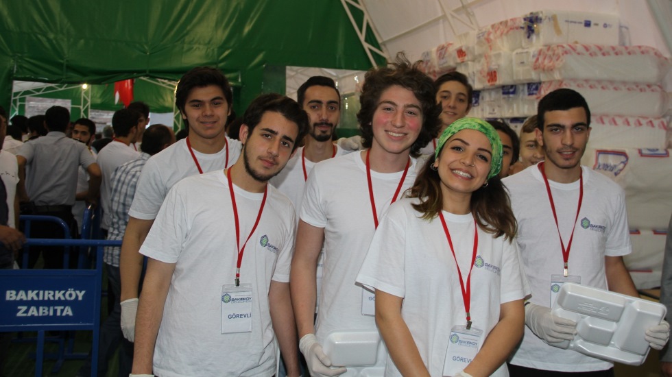 Büyüklerin iftar yemeğini gençler servis ediyor