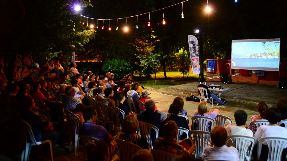Kadıköy Parklarında ‘Yazlık sinema’ Keyfi