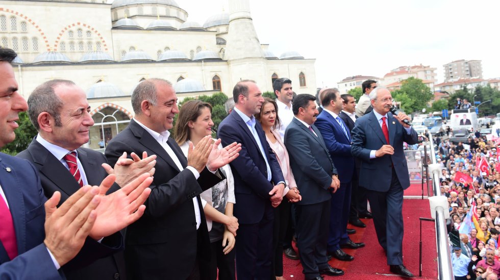 Bana 4 yıl yetki verin adam gibi yöneteyim. 4 yıl yetki verin yoksulluğu bitireceğim