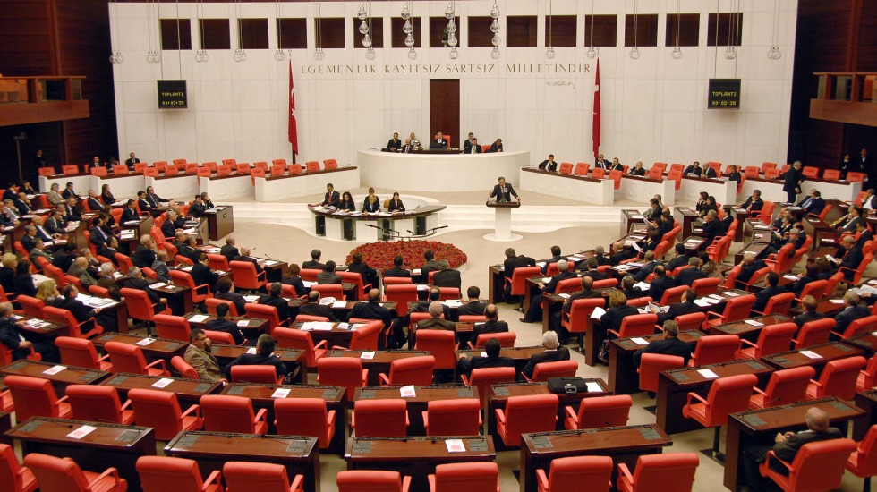 AKP’li vekil “İleride ilk 3 madde de değiştirilebilir” deyince ortalık karıştı!