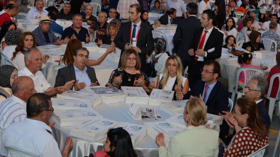 Kadir gecesinde 10 bin vatandaş aynı sofrada iftar yaptı